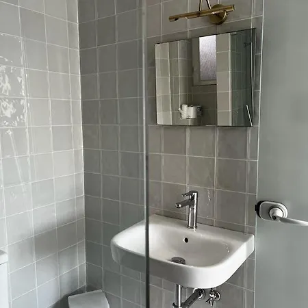 Apartment Lovely Two Bedroom *